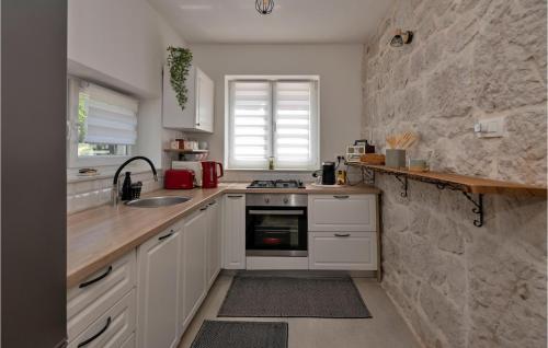 virtuve, 2 Bedroom Beautiful Home In Runovici in Podbablje