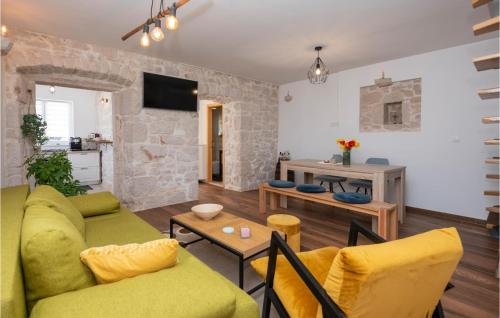 2 Bedroom Beautiful Home In Runovici in Podbablje