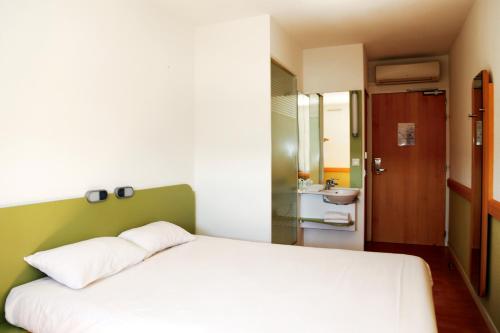 Ibis Budget Aubenas Ideally located in the prime touristic area of Aubenas, Ibis Budget Aubenas promises a relaxing and wonderful visit. The hotel offers a wide range of amenities and perks to ensure you have a great tim