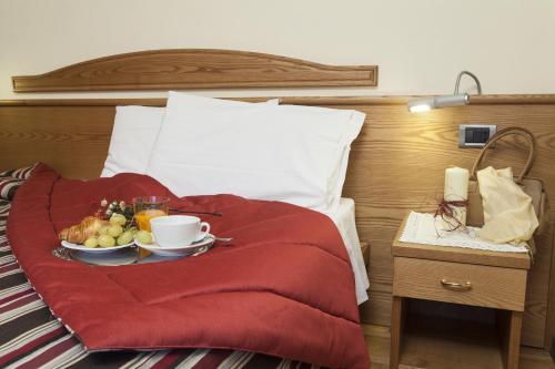 One-Bedroom Apartment image 1