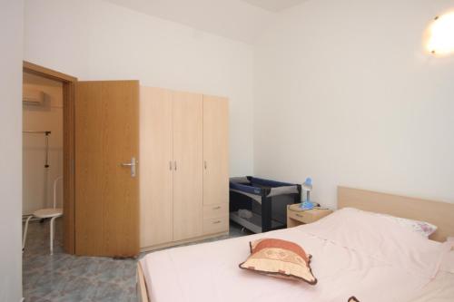 Family friendly seaside apartments Preko Ugljan - 8232 - image 10