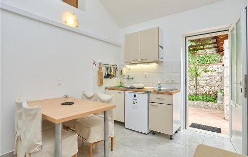 virtuve, 1 Bedroom Beach Front Apartment In Saplunara in Saplunara