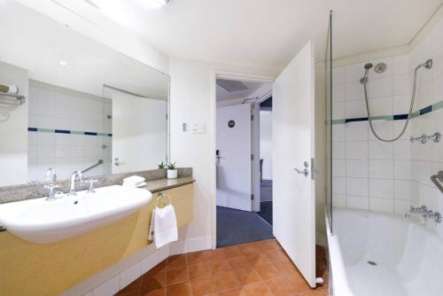 Recharge in Two Oceanview Adjacent Apartments, Darwin (photo 5)