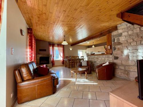 . Gîte chaleureux avec cheminée près du Puy-en-Velay, idéal pour familles et séjours professionnels - FR-1-582-349