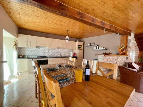 Gîte Saint-Germain-Laprade, 4 pièces, 5 personnes - FR-1-582-349 (Gite chaleureux avec cheminee pres du Puy-en-Velay, ideal pour familles et sejours professionnels - ) in 布拉瓦濟
