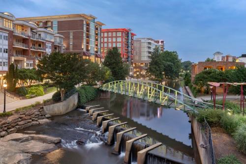 Holiday Inn Express & Suites Greenville-Downtown by IHG - 편의 시설/서비스