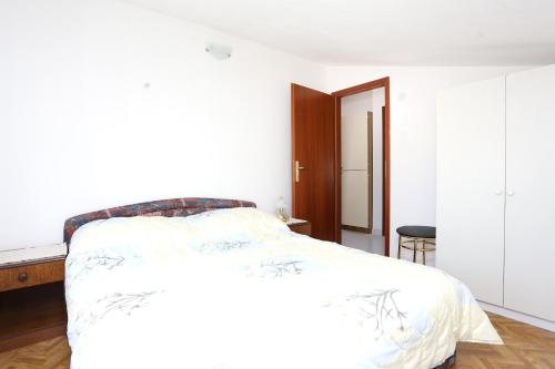 Three-Bedroom Apartment with Terrace and Sea View image 10