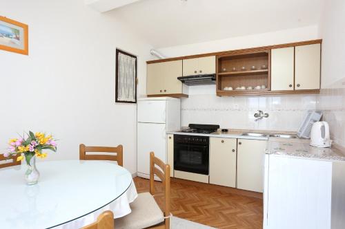 Three-Bedroom Apartment with Terrace and Sea View image 5