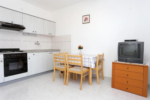 One-Bedroom Apartment with Terrace and Sea View image 6