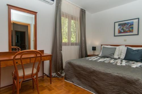One-Bedroom Apartment with Terrace and Sea View image 5