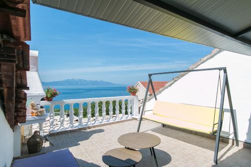 Apartments by the sea Brist, Makarska - 11039