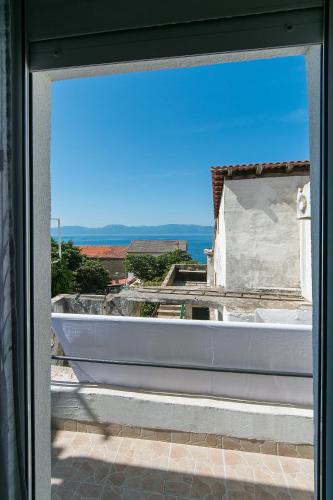 Apartments by the sea Brist, Makarska - 11039