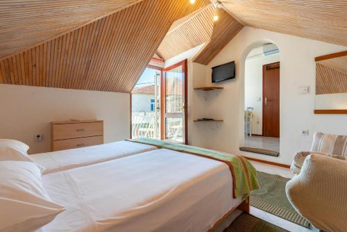 Apartments by the sea Jelsa, Hvar - 11319 in Jelza