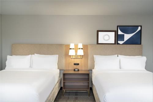 2 queen beds
