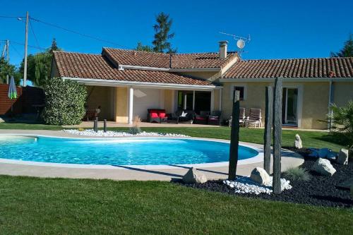 Villa de 4 chambres avec piscine privee jardin clos et wifi a Paulhac