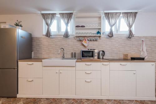 Family friendly apartments with a swimming pool Sutomiscica Ugljan - 13872 - image 13