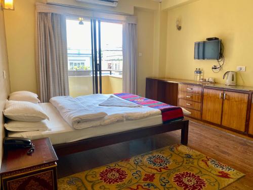 Standard Queen Room