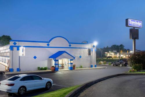 Travelodge by Wyndham Richmond IN in Richmond, USA