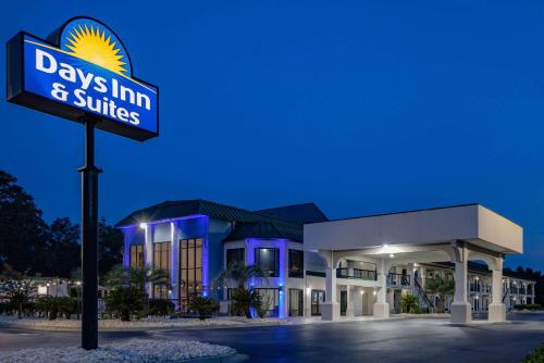 Days Inn & Suites by Wyndham Savannah Midtown