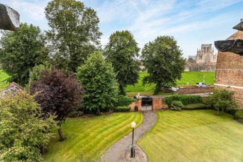 Picture of Pass The Keys Modern & Stylish Feversham House With Free Parking