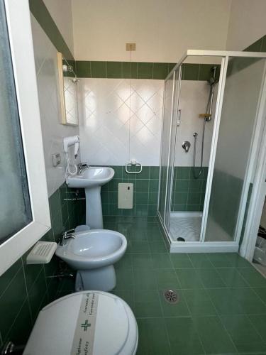 a bathroom with a toilet, sink, and tub, Nari Bed&Breakfast in Gaeta