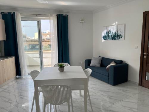 Condo with Patio overlooking Piazza, Gżira