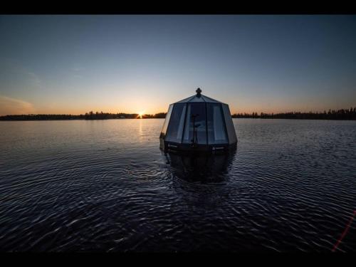 . Glass Room lake view Luxury getaway for two - wild nature experience in Sweden