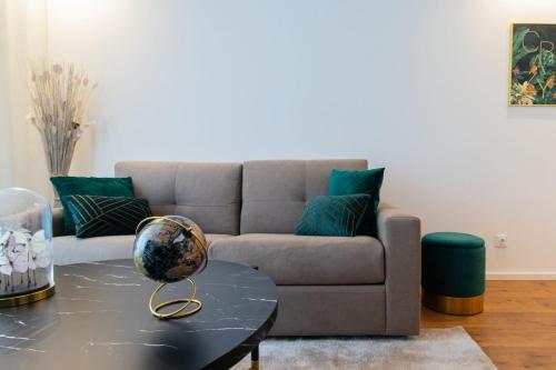 Stunning Apartment w/ Free Parking by LovelyStay, Porto