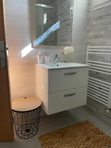 T2 Cosy Montpellier - Spa Privatif Jacuzzi Hammam Piscine Exterieure en Supplement near La Treille Grabelloise