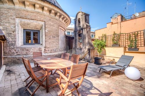 Sant'eligio attic with exclusive terrace campo di fiori, Rome (photo 3)
