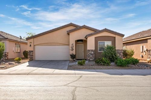 Desert Haven Mountain View Home by J and Amy BL91136