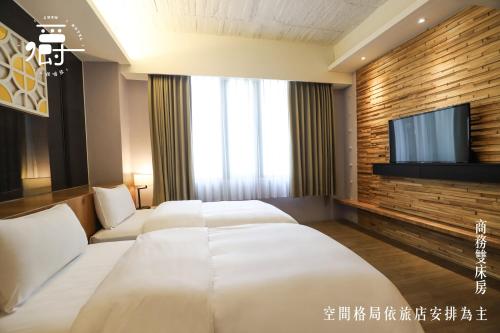 Standard Twin Room image 10