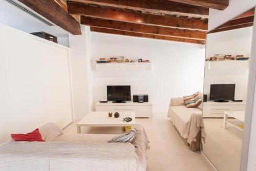 Atico Tapineria, Valence