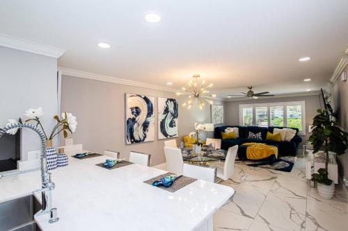 Newly Listed! 20 Percent Off! Golf and Tennis Community - Lavish Living in Wesley Chapel, USA