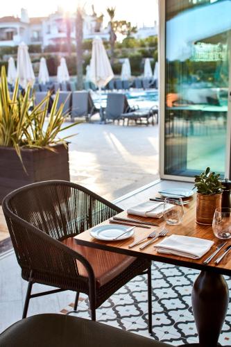 Restaurant, Dunas Douradas Beach Club in Almancil