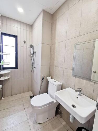 15mins to KLCC Lovely 2 bedroom Condo WiFi Netflix photo