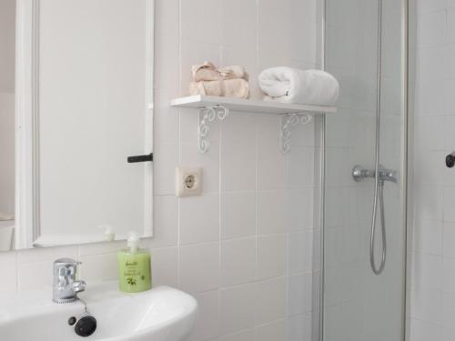 One-Bedroom Apartment image 4