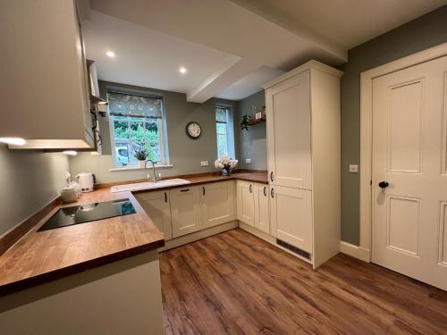 Quaint self contained cottage near Edinburgh. in Lasswade