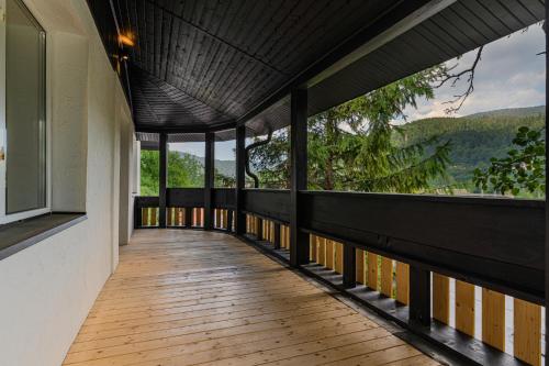 阳台/露台, Blend Mountain Villa in 布什泰尼