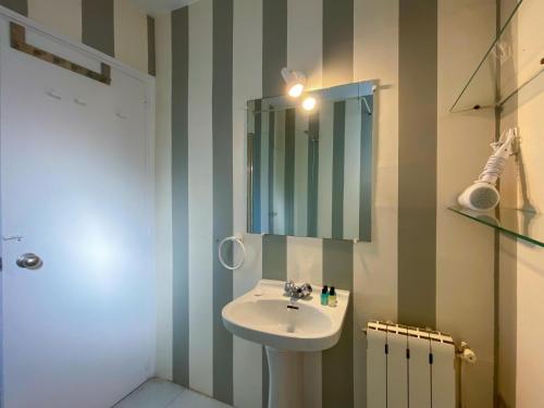 One-Bedroom Apartment image 4