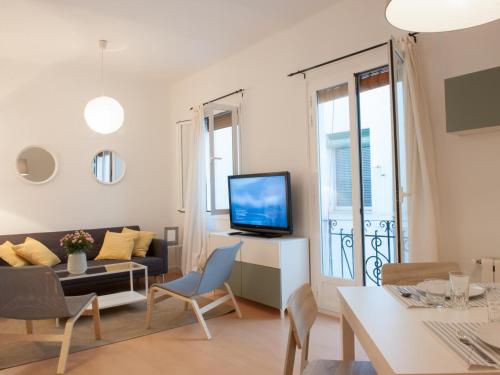 One-Bedroom Apartment image 6