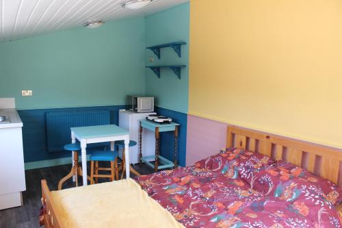 Poplar Lodge, Dee Valley Stays - cosy microlodge with detached private shower & WC
