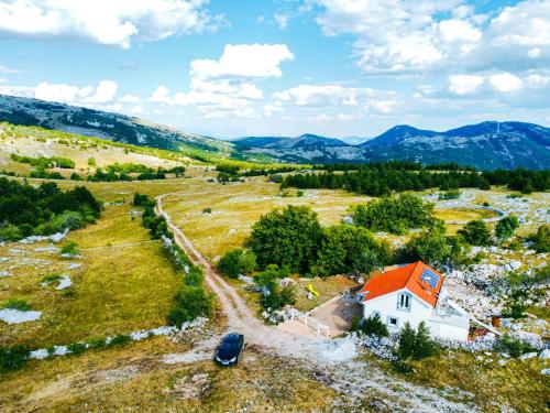 Bližnja okolica, Kuća za odmor Zarja (Kuca za odmor Zarja) in Tijarica