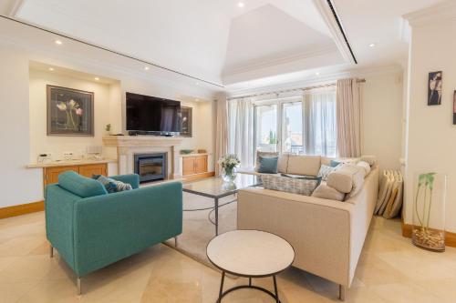 Shared lounge/TV area, Dunas Douradas Beach Club in Almancil