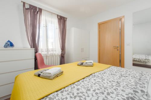 2 bedrooms, 3 beds