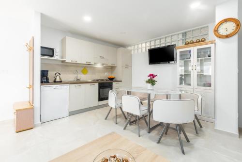 2 bedrooms, 3 beds