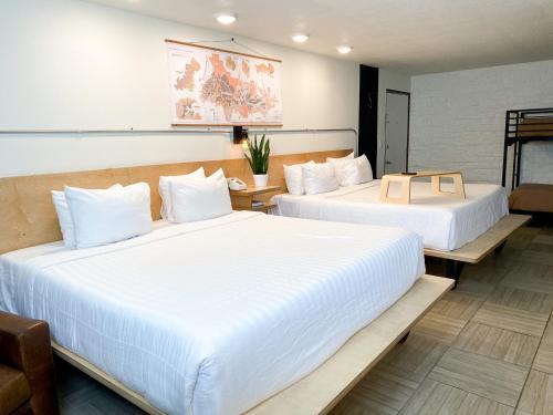 2 king beds, 1 bunk bed