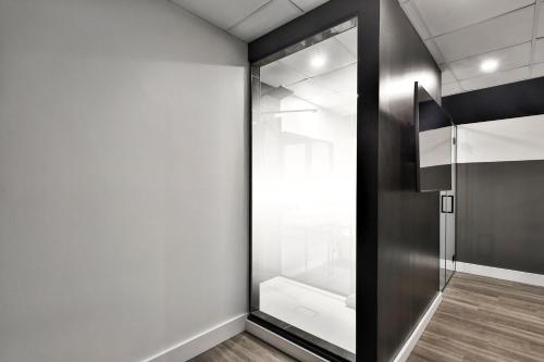 Kamar Mandi, Hygie Boutique Hotel in Montreal (QC)