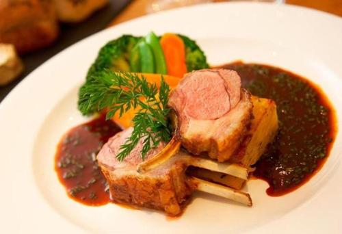 Lovat Arms Hotel - image 12