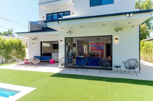 Garden, Posh Luxury Modern Home with Pool Spa and Rooftop Deck in Encino
